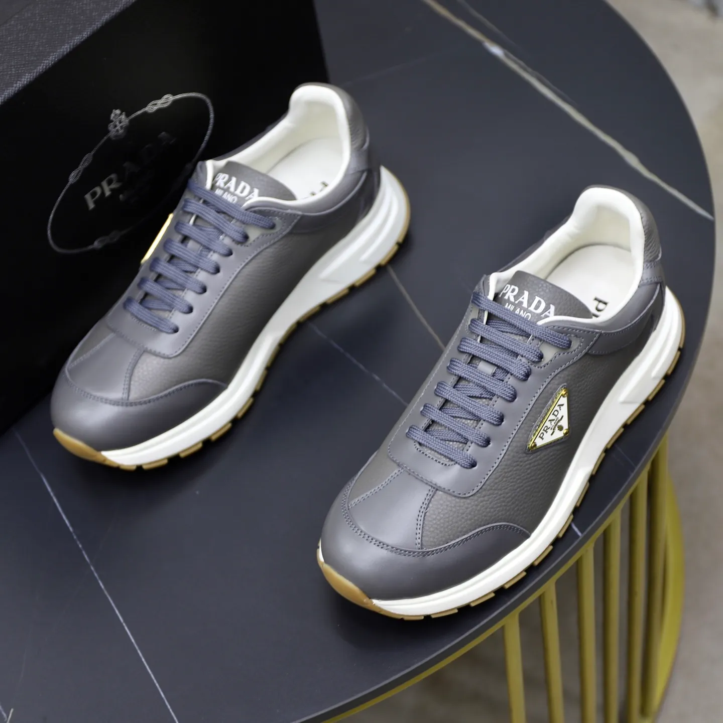 Factory price: 740💰Top original order Brand: PRADA (Prada) Standard code: Men's size 38/44 (45 can be customized) Grade: Same as the official website Material: Original cowhide stitching imported cowhide lining Original combination two-color wear-resistant soft outsole Style category: Leisure and sports version Young fashion European and American trend British style Color: Real picture color
